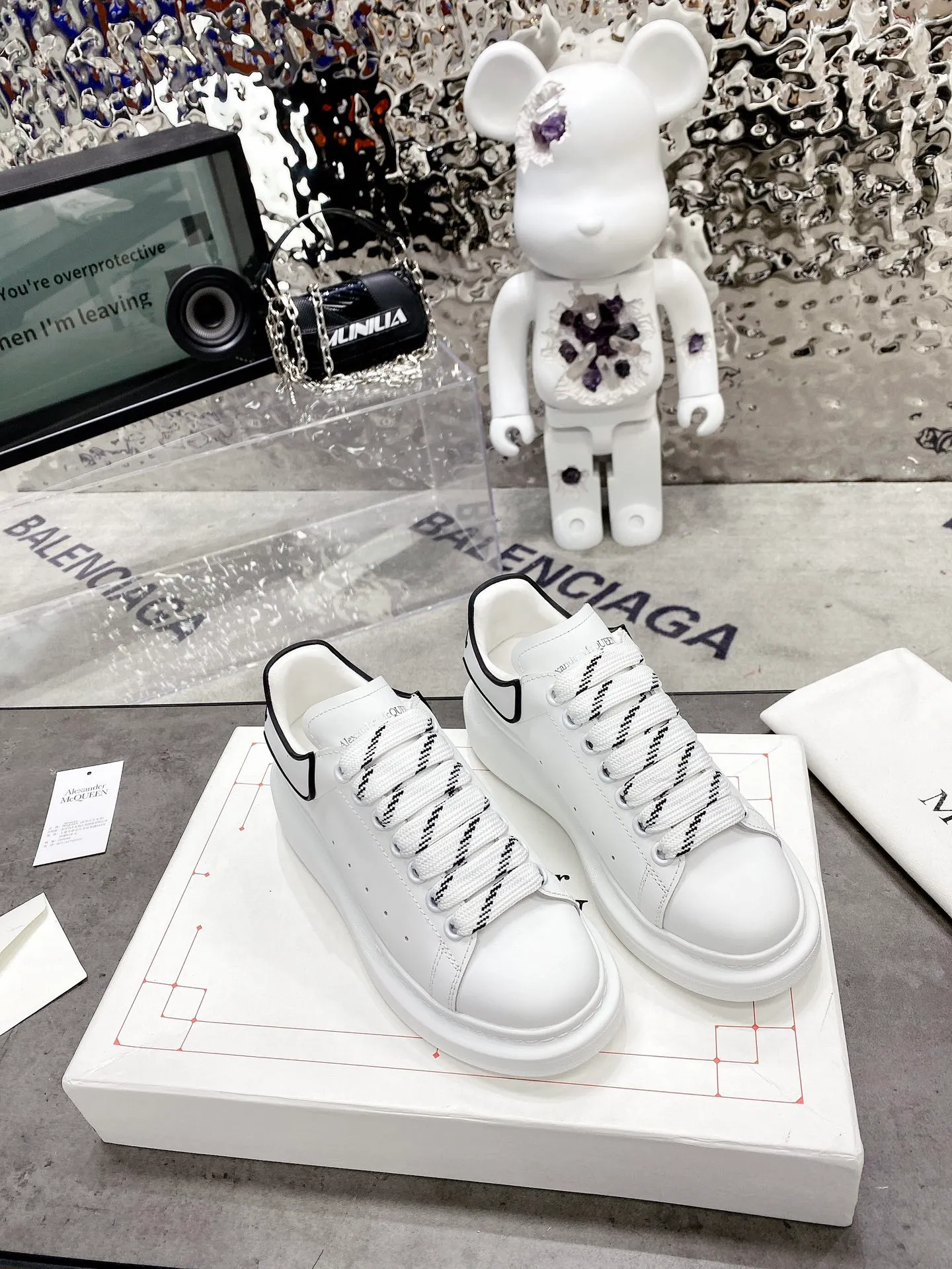 👟👟Ex-factory price 480. This year's latest original version of McQueen's development of the top version will definitely bring you the market's most cost-effective ALEXANDER MCQUEEN classic work of white shoes. If you are not confident in the quality of such a classic and world-destroying model, there is really no need to put it on the table🔙.  Purchased original version from HK counter, various demolitions.  All kinds of touch 💥 welcome 👟👟 ex-factory price K,.  (Anyone who has the original version at the stall is welcome🆚) The thick sole perfectly heightens and elongates the visual effect. The most perfect proportion of the shoe body is this last shape. The logo font on the rear tail is printed in small fonts. The foot logo is made of genuine leather with air-pressed colorless process. In terms of color, we will always update it with the counter. 🔘Upper: Genuine customized silk cowhide 🔘Inner: original water-dyed sheep leather 🔘Sole: Exclusive molding T👟👟Ex-factory price U➕👟👟Ex-factory price U vacuum 🔘Tail: Thermal transfer printing technology 🔘Size women's model: 34-41 men's model: 38-46